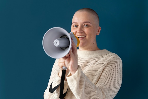 Mujer segura de sí misma que lucha contra el cáncer de mama