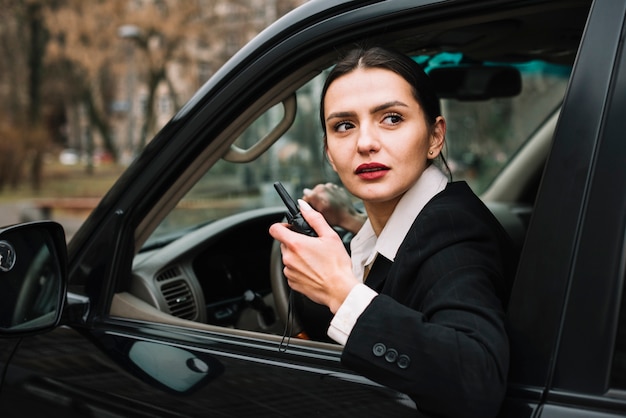 Mujer de seguridad de alto ángulo en coche