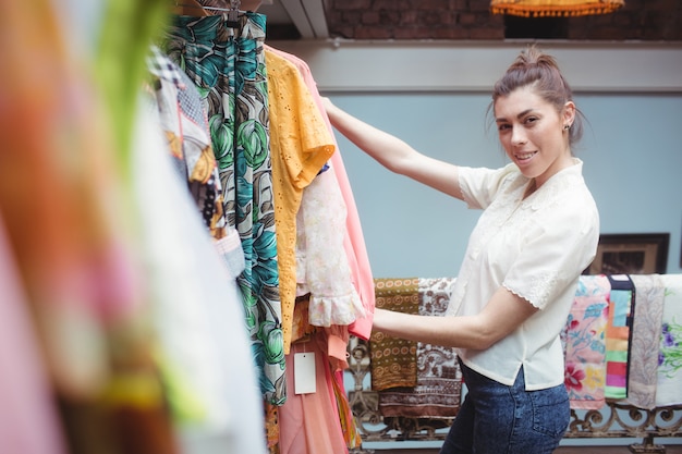 Mujer seleccionando una ropa