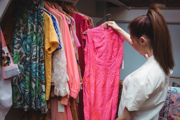 Mujer seleccionando una ropa