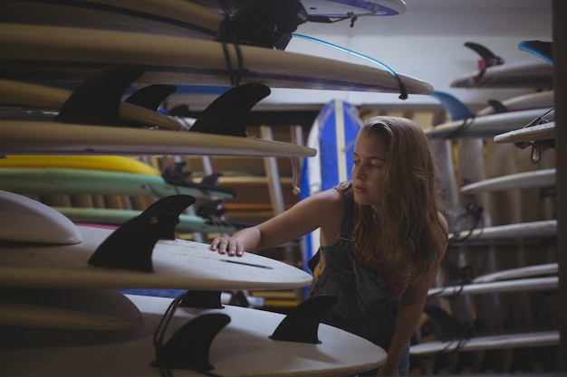 Mujer seleccionando una tabla de surf