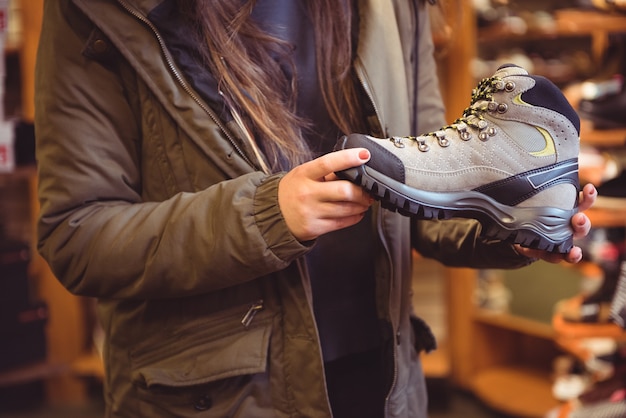 Foto gratuita mujer seleccionando zapato en una tienda