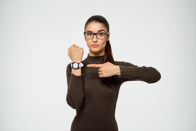 Foto gratuita mujer señalando reloj, el tiempo se acaba