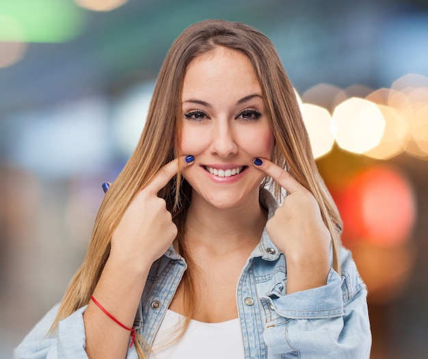 Foto gratuita mujer señalando su sonrisa