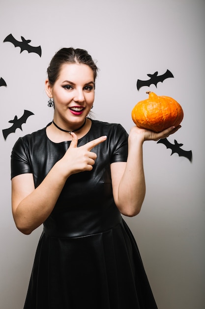 Foto gratuita mujer, señalar, calabaza