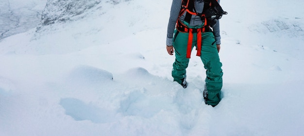 Mujer de senderismo en una montaña nevada