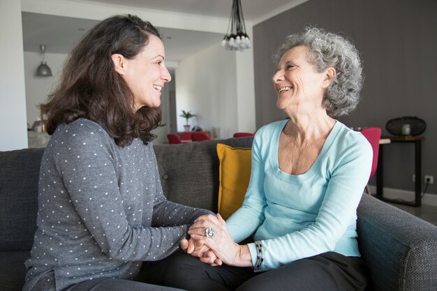 Mujer senior alegre y su hija charlando