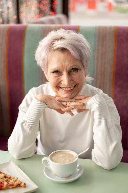 Mujer senior de alto ángulo en el restaurante