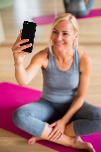 Mujer senior de alto ángulo tomando selfie