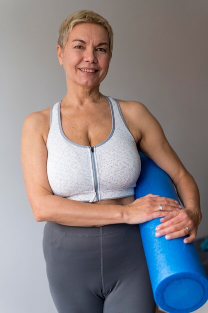 Mujer senior deportiva con vista frontal de pelo corto