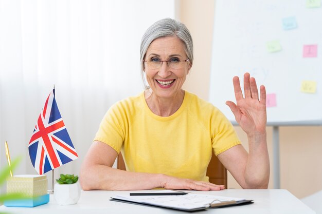 Mujer Senior enseñando lecciones de inglés