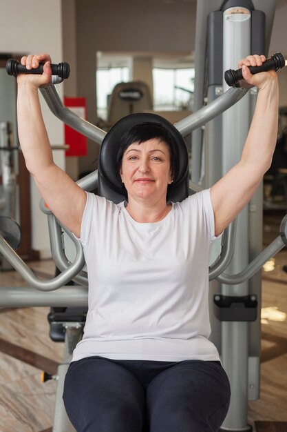 Mujer Senior en entrenamiento de gimnasio