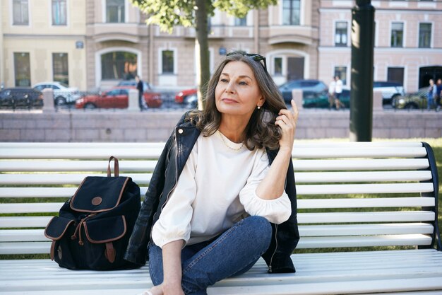 Mujer senior expresiva posando