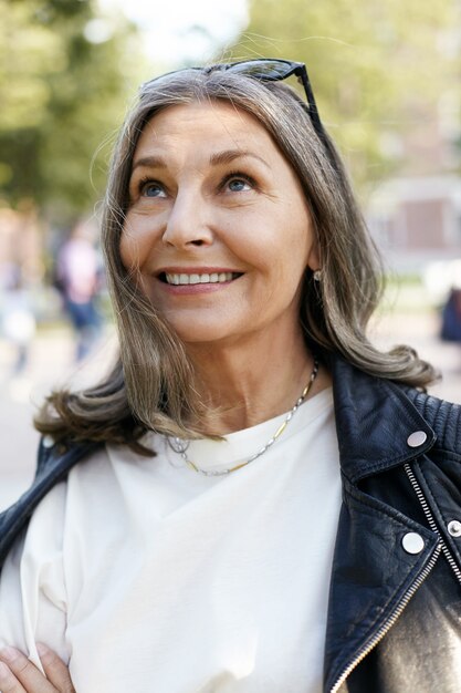 Mujer senior expresiva posando