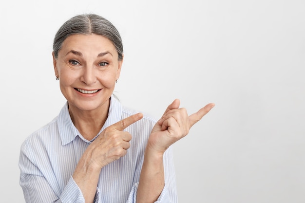 Mujer senior expresiva posando