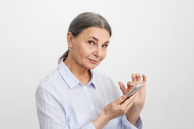 Mujer senior expresiva posando