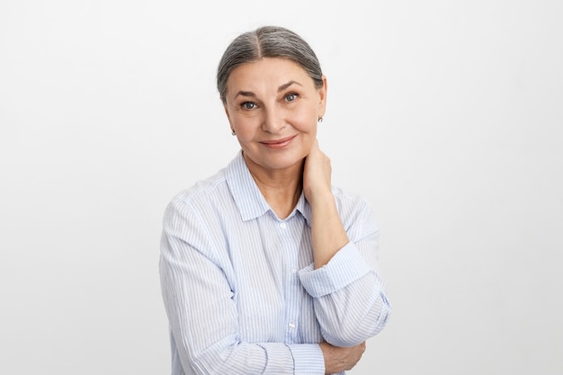 Mujer senior expresiva posando