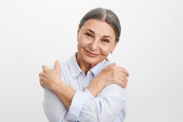 Mujer senior expresiva posando