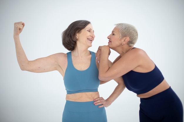 Mujer senior en forma sonriente de tiro medio