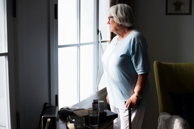 Mujer Senior parado solo en casa