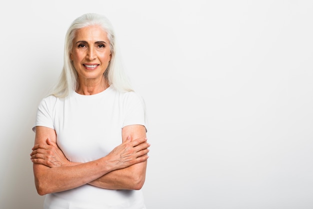 Mujer senior sana con los brazos cruzados