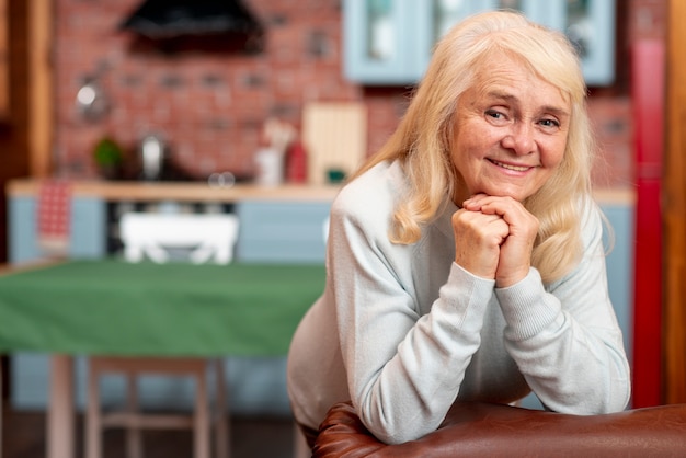 Mujer senior sonriente en casa