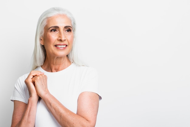 Mujer senior sonriente cogidos de la mano juntos