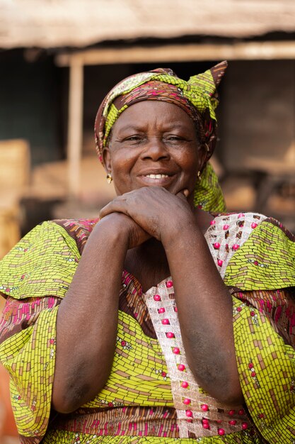 Mujer senior sonriente de tiro medio afuera