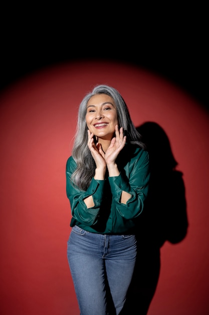 Foto gratuita mujer senior sonriente de tiro medio en el centro de atención