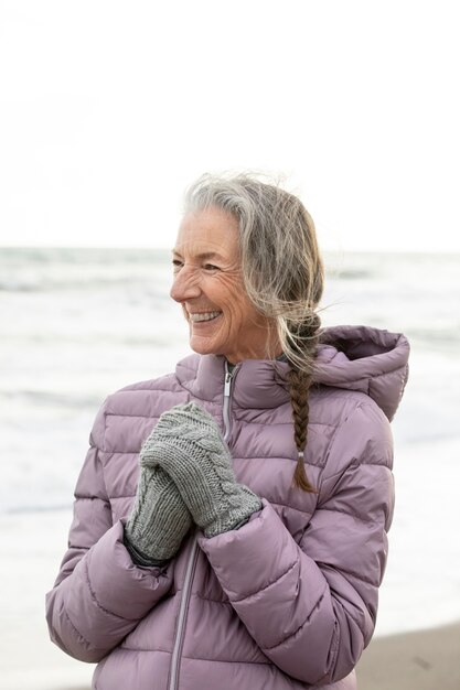 Mujer senior sonriente de tiro medio