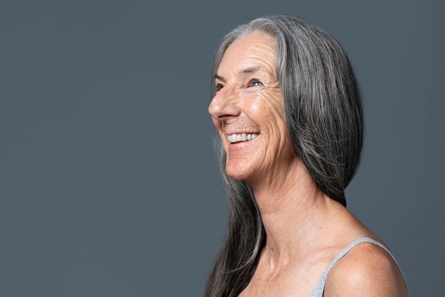 Mujer senior sonriente con vista lateral de cabello gris