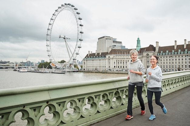 Foto gratuita mujer senior de tiro completo corriendo