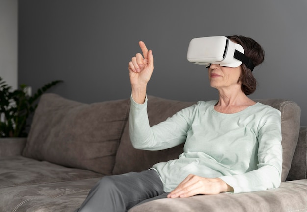 Mujer senior de tiro medio con gafas vr