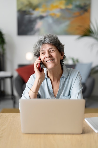 Foto gratuita mujer senior de tiro medio hablando por teléfono