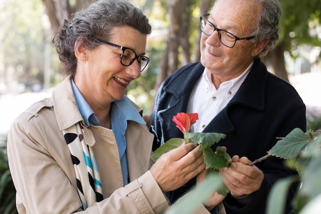 Mujer senior de tiro medio recibiendo flor