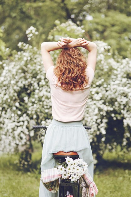 Mujer sensible disfrutando de las flores