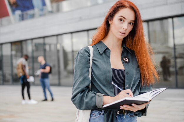 Mujer sensual con bloc de notas