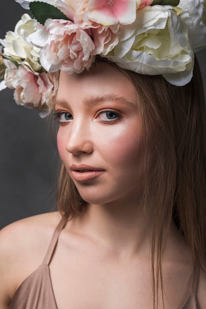 Mujer sensual joven con la guirnalda hermosa de la flor