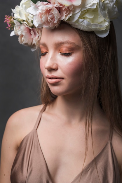Foto gratuita mujer sensual joven en vestido con hermosa guirnalda de flores