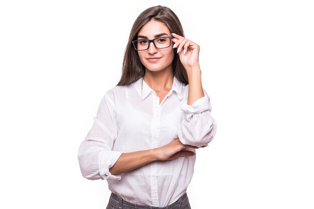 Mujer sensual de moda bastante joven posando en la pared blanca