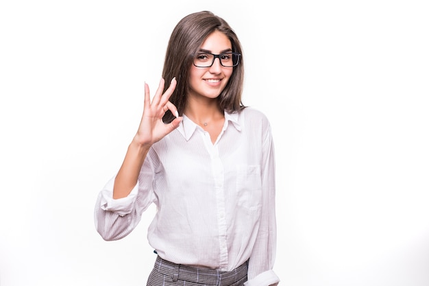 Mujer sensual de moda bastante joven posando en la pared blanca