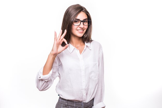 Mujer sensual de moda bastante joven posando en la pared blanca