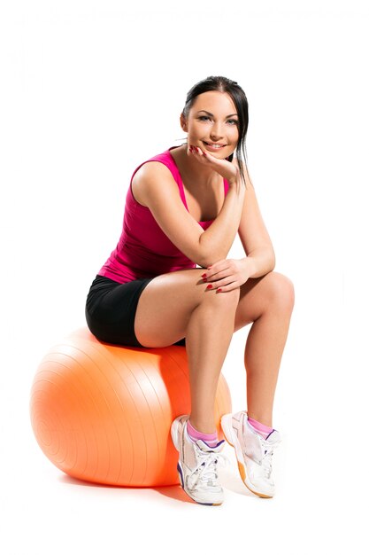 Mujer sentada en el balón