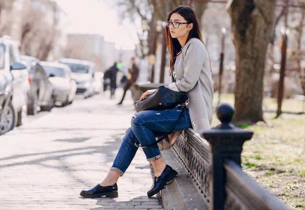 Mujer sentada en una barandilla