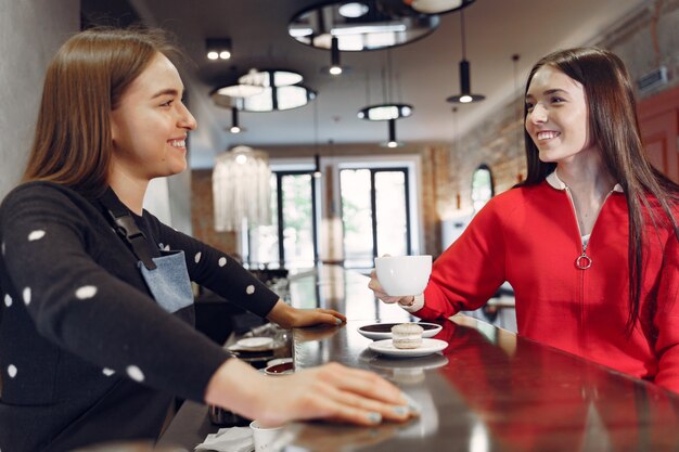 Mujer sentada en un café y hablando con barista