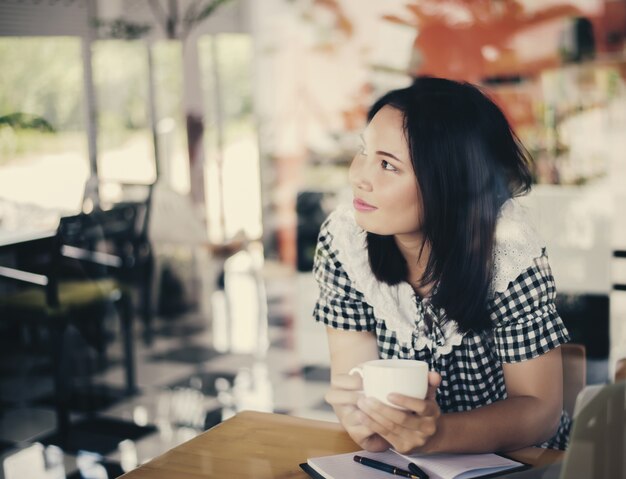 Mujer sentada en una cafetería