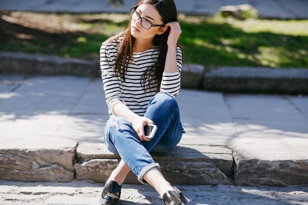 Mujer sentada en la calle