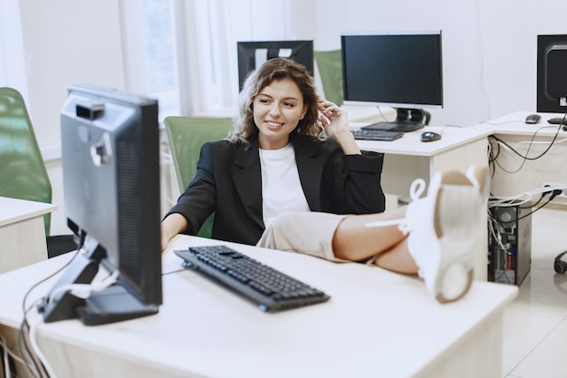 Mujer sentada en la clase de informática. Estudiante sentado en la computadora. Señora en un descanso.