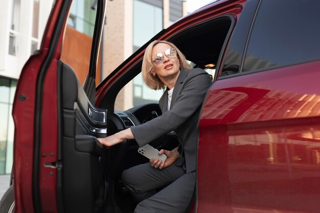 Mujer sentada en coche plano medio