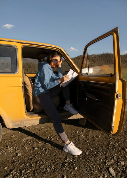 Foto gratuita mujer sentada en el coche de tiro completo